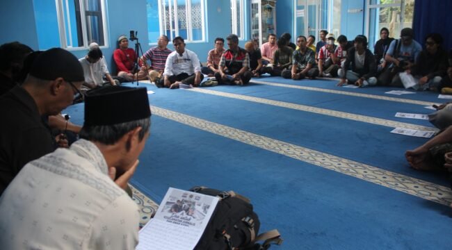 Foto:Persatuan Wartawan Indonesia (PWI) Kota Bogor, dan Ikatan Jurnalis Televisi Indonesia (IJTI) Bogor Raya, menggelar doa bersama untuk keselamatan lima jurnalis dan tiga kru kapal yang hilang saat menjalankan tugas jurnalistik di sekitar Gunung Anak Krakatau di perairan Selat Sunda.