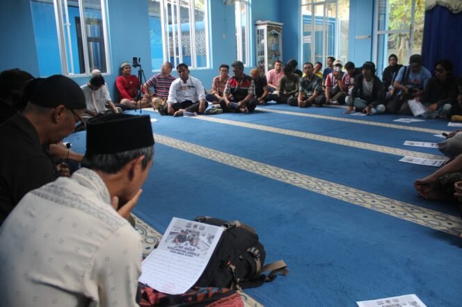 
					Foto:Persatuan Wartawan Indonesia (PWI) Kota Bogor, dan Ikatan Jurnalis Televisi Indonesia (IJTI) Bogor Raya, menggelar doa bersama untuk keselamatan lima jurnalis dan tiga kru kapal yang hilang saat menjalankan tugas jurnalistik di sekitar Gunung Anak Krakatau di perairan Selat Sunda.
