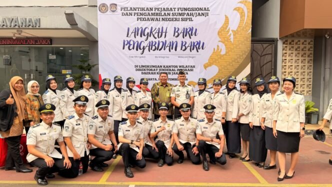
					Foto:Sebanyak 35 Calon Pegawai Negeri Sipil (CPNS) Kantor Imigrasi Kelas I TPI Jakarta Timur kini memasuki babak baru dalam perjalanan pengabdiannya setelah mengikuti pelantikan dan pengambilan Sumpah/Janji Pegawai Negeri Sipil (PNS).