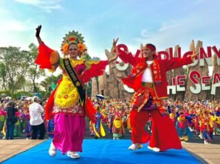 Foto:Kekayaan budaya Betawi kembali mencuri perhatian dalam penyelenggaraan 5th Indonesia International Culture Festival (IICF) 2026). Sebanyak 2.713 penari dari 12 negara tampil secara kolosal membawakan Tarian Semarak Jali-Jali Betawi hingga berhasil memecahkan rekor Museum Rekor Dunia Indonesia (MURI).