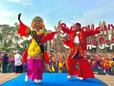 Foto:Kekayaan budaya Betawi kembali mencuri perhatian dalam penyelenggaraan 5th Indonesia International Culture Festival (IICF) 2026). Sebanyak 2.713 penari dari 12 negara tampil secara kolosal membawakan Tarian Semarak Jali-Jali Betawi hingga berhasil memecahkan rekor Museum Rekor Dunia Indonesia (MURI).