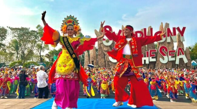 Foto:Kekayaan budaya Betawi kembali mencuri perhatian dalam penyelenggaraan 5th Indonesia International Culture Festival (IICF) 2026). Sebanyak 2.713 penari dari 12 negara tampil secara kolosal membawakan Tarian Semarak Jali-Jali Betawi hingga berhasil memecahkan rekor Museum Rekor Dunia Indonesia (MURI).