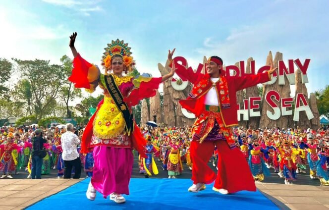 
					Foto:Kekayaan budaya Betawi kembali mencuri perhatian dalam penyelenggaraan 5th Indonesia International Culture Festival (IICF) 2026). Sebanyak 2.713 penari dari 12 negara tampil secara kolosal membawakan Tarian Semarak Jali-Jali Betawi hingga berhasil memecahkan rekor Museum Rekor Dunia Indonesia (MURI).