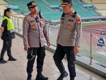  Foto:Polres Metro Bekasi mematangkan pengamanan pertandingan sepak bola yang mempertemukan Adhyaksa FC Bekasi dan Persikab Depok di Stadion Patriot Candrabhaga, Kota Bekasi, Jumat, 18 September 2026.