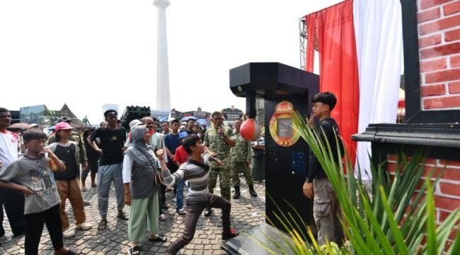 Foto:Stan Pusat Teritorial Angkatan Darat (Pusterad) kembali dipadati ribuan pengunjung dari berbagai kalangan. Antusiasme masyarakat terlihat sejak hari pertama hingga hari kedua pelaksanaan TNI Fair, bertempat di kawasan Monumen Nasional (Monas),