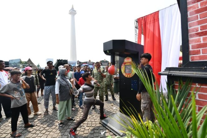 
					Foto:Stan Pusat Teritorial Angkatan Darat (Pusterad) kembali dipadati ribuan pengunjung dari berbagai kalangan. Antusiasme masyarakat terlihat sejak hari pertama hingga hari kedua pelaksanaan TNI Fair, bertempat di kawasan Monumen Nasional (Monas),