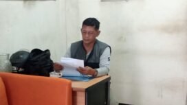 Foto: Periksa Dokumen Pengaduan, Warga Laporkan Dugaan Transaksi Perbankan Tanpa Izin