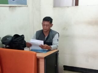Foto: Periksa Dokumen Pengaduan, Warga Laporkan Dugaan Transaksi Perbankan Tanpa Izin