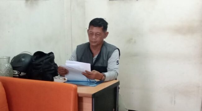 Foto: Periksa Dokumen Pengaduan, Warga Laporkan Dugaan Transaksi Perbankan Tanpa Izin