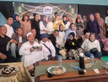 Foto: Sejumlah warga Tomang asli dari berbagai generasi berfoto bersama dalam kegiatan Temu Kangen Lintas Generasi Forum Silaturahmi Tomang Asli (FORSILA) di Jakarta Barat.