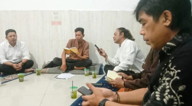 Foto :Suasana religius dan penuh kekeluargaan mewarnai kegiatan pengajian dan tahlil yang digelar di Musholla Al-Ikhlas Pengadilan Negeri (PN) Jakarta Timur, Kamis malam Jumat (1/10/2026).