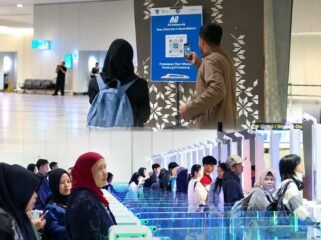Foto: Penumpang internasional yang baru tiba di Indonesia kini dapat langsung memesan tiket kereta cepat Whoosh melalui platform All Indonesia untuk melanjutkan perjalanan menuju Bandung atau Karawang.