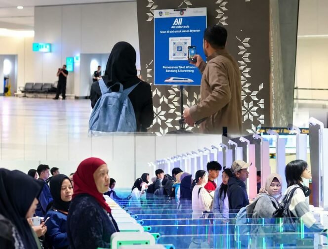 
					Foto: Penumpang internasional yang baru tiba di Indonesia kini dapat langsung memesan tiket kereta cepat Whoosh melalui platform All Indonesia untuk melanjutkan perjalanan menuju Bandung atau Karawang.