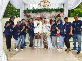 Foto:Pernikahan Rahmawati dan Farid Arfian berlangsung meriah dan penuh kehangatan di Saung Bogania, Jalan Sirojul Munir, RT 01/RW 02 Tengah, Kecamatan Cibinong, Kabupaten Bogor, Senin (19/10/2026).