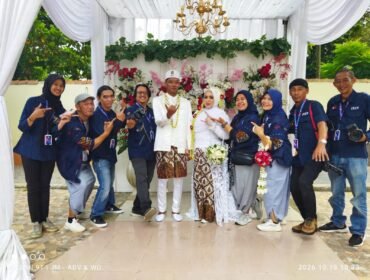 Foto:Pernikahan Rahmawati dan Farid Arfian berlangsung meriah dan penuh kehangatan di Saung Bogania, Jalan Sirojul Munir, RT 01/RW 02 Tengah, Kecamatan Cibinong, Kabupaten Bogor, Senin (19/10/2026).