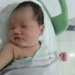  Foto:Kebahagiaan menyelimuti keluarga Ari Darmawan dan Vidi Putri Utari setelah kelahiran putra pertama mereka, Khalid Antares Zayyan Manggala, pada Sabtu (17/10/2026). Bayi laki-laki tersebut lahir di Rumah Sakit Islam (RSI) Nyai Ageng Pinatih, Jalan KH Abdul Karim Nomor 76–78, Gresik, Jawa Timur.