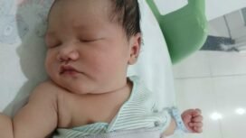  Foto:Kebahagiaan menyelimuti keluarga Ari Darmawan dan Vidi Putri Utari setelah kelahiran putra pertama mereka, Khalid Antares Zayyan Manggala, pada Sabtu (17/10/2026). Bayi laki-laki tersebut lahir di Rumah Sakit Islam (RSI) Nyai Ageng Pinatih, Jalan KH Abdul Karim Nomor 76–78, Gresik, Jawa Timur.