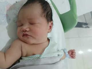  Foto:Kebahagiaan menyelimuti keluarga Ari Darmawan dan Vidi Putri Utari setelah kelahiran putra pertama mereka, Khalid Antares Zayyan Manggala, pada Sabtu (17/10/2026). Bayi laki-laki tersebut lahir di Rumah Sakit Islam (RSI) Nyai Ageng Pinatih, Jalan KH Abdul Karim Nomor 76–78, Gresik, Jawa Timur.