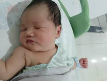  Foto:Kebahagiaan menyelimuti keluarga Ari Darmawan dan Vidi Putri Utari setelah kelahiran putra pertama mereka, Khalid Antares Zayyan Manggala, pada Sabtu (17/10/2026). Bayi laki-laki tersebut lahir di Rumah Sakit Islam (RSI) Nyai Ageng Pinatih, Jalan KH Abdul Karim Nomor 76–78, Gresik, Jawa Timur.