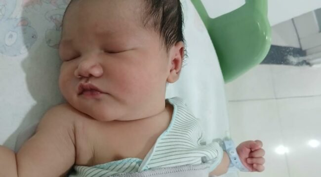  Foto:Kebahagiaan menyelimuti keluarga Ari Darmawan dan Vidi Putri Utari setelah kelahiran putra pertama mereka, Khalid Antares Zayyan Manggala, pada Sabtu (17/10/2026). Bayi laki-laki tersebut lahir di Rumah Sakit Islam (RSI) Nyai Ageng Pinatih, Jalan KH Abdul Karim Nomor 76–78, Gresik, Jawa Timur.