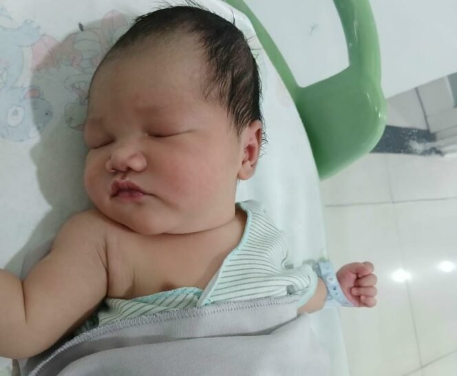 
					 Foto:Kebahagiaan menyelimuti keluarga Ari Darmawan dan Vidi Putri Utari setelah kelahiran putra pertama mereka, Khalid Antares Zayyan Manggala, pada Sabtu (17/10/2026). Bayi laki-laki tersebut lahir di Rumah Sakit Islam (RSI) Nyai Ageng Pinatih, Jalan KH Abdul Karim Nomor 76–78, Gresik, Jawa Timur.