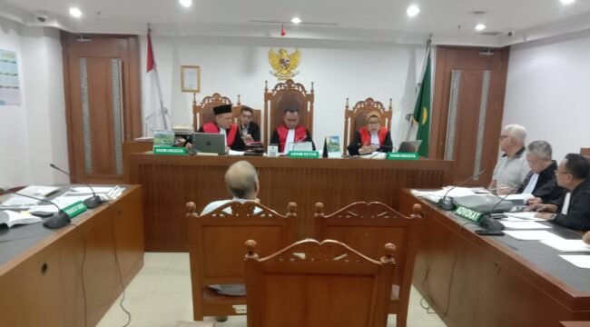 Foto:Saksi Dhiraj Kumar Danny Shyam Jethnani selaku korban. Saat memberikan keterangan di hadapan majelis hakim.