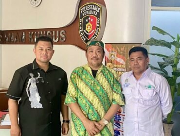 Foto:Sadewa Law Firm memberikan pendampingan hukum kepada Sumadji dalam penanganan perkara dugaan pembuangan bayi yang tengah diproses di Kepolisian Resor Kota Besar (Polrestabes) Surabaya, Kamis (22/10/2026).