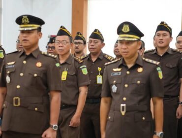 Foto:Tegar Mawang Dhita, S.H., M.H., resmi mengemban jabatan Kepala Seksi (Kasi) Intelijen Kejaksaan Negeri Jakarta Timur setelah dilaksanakan pelantikan dan serah terima jabatan dari pejabat sebelumnya, Yogi Sudharsono, S.H., M.H., Jumat (23/10/2026).
