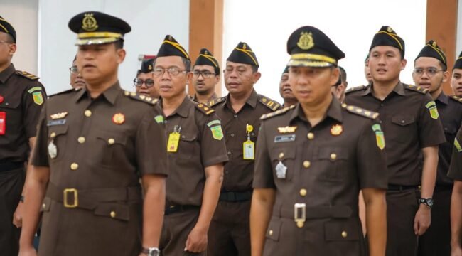 Foto:Tegar Mawang Dhita, S.H., M.H., resmi mengemban jabatan Kepala Seksi (Kasi) Intelijen Kejaksaan Negeri Jakarta Timur setelah dilaksanakan pelantikan dan serah terima jabatan dari pejabat sebelumnya, Yogi Sudharsono, S.H., M.H., Jumat (23/10/2026).
