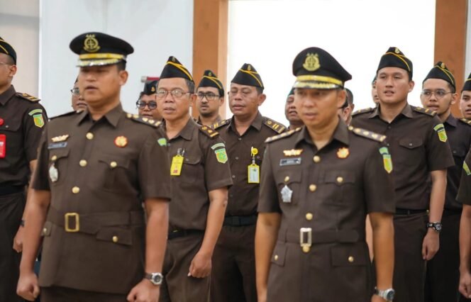 
					Foto:Tegar Mawang Dhita, S.H., M.H., resmi mengemban jabatan Kepala Seksi (Kasi) Intelijen Kejaksaan Negeri Jakarta Timur setelah dilaksanakan pelantikan dan serah terima jabatan dari pejabat sebelumnya, Yogi Sudharsono, S.H., M.H., Jumat (23/10/2026).
