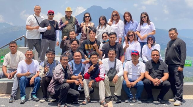  Foto:Keluarga Besar Pengadilan Tinggi Denpasar dan Pengadilan Negeri se-Bali menggelar kegiatan Bakti Sosial di Kabupaten Bangli.