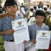 Foto:Pemerintah Kota Administrasi Jakarta Selatan kembali menyalurkan bantuan pengambilan ijazah tertunda bagi pelajar yang mengalami kendala finansial. Pada tahap II tahun 2026, sebanyak 414 peserta didik menerima bantuan dalam kegiatan yang berlangsung di Selasar Kantor Wali Kota Administrasi Jakarta Selatan, Kamis (29/10/2026).