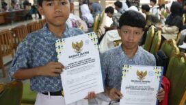 Foto:Pemerintah Kota Administrasi Jakarta Selatan kembali menyalurkan bantuan pengambilan ijazah tertunda bagi pelajar yang mengalami kendala finansial. Pada tahap II tahun 2026, sebanyak 414 peserta didik menerima bantuan dalam kegiatan yang berlangsung di Selasar Kantor Wali Kota Administrasi Jakarta Selatan, Kamis (29/10/2026).
