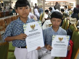 Foto:Pemerintah Kota Administrasi Jakarta Selatan kembali menyalurkan bantuan pengambilan ijazah tertunda bagi pelajar yang mengalami kendala finansial. Pada tahap II tahun 2026, sebanyak 414 peserta didik menerima bantuan dalam kegiatan yang berlangsung di Selasar Kantor Wali Kota Administrasi Jakarta Selatan, Kamis (29/10/2026).