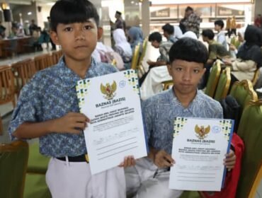 Foto:Pemerintah Kota Administrasi Jakarta Selatan kembali menyalurkan bantuan pengambilan ijazah tertunda bagi pelajar yang mengalami kendala finansial. Pada tahap II tahun 2026, sebanyak 414 peserta didik menerima bantuan dalam kegiatan yang berlangsung di Selasar Kantor Wali Kota Administrasi Jakarta Selatan, Kamis (29/10/2026).