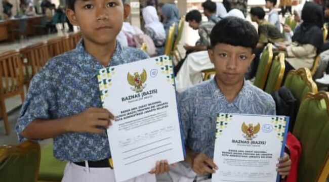 Foto:Pemerintah Kota Administrasi Jakarta Selatan kembali menyalurkan bantuan pengambilan ijazah tertunda bagi pelajar yang mengalami kendala finansial. Pada tahap II tahun 2026, sebanyak 414 peserta didik menerima bantuan dalam kegiatan yang berlangsung di Selasar Kantor Wali Kota Administrasi Jakarta Selatan, Kamis (29/10/2026).