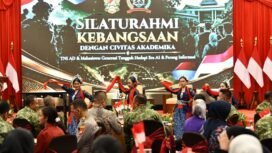 Foto:Komandan Pusat Teritorial TNI Angkatan Darat (Danpusterad) Letjen TNI Dr. Mohamad Hasan, S.H.,M.H., memberikan sambutan sekaligus membuka secara resmi kegiatan Silaturahmi Kebangsaan dengan Civitas Akademika, bertempat di Ballroom Hotel Harison Ultima Bekasi, Jl. Villa Raya, Kota Bekasi, Jawa Barat, Kamis (29/10/2026).