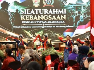 Foto:Komandan Pusat Teritorial TNI Angkatan Darat (Danpusterad) Letjen TNI Dr. Mohamad Hasan, S.H.,M.H., memberikan sambutan sekaligus membuka secara resmi kegiatan Silaturahmi Kebangsaan dengan Civitas Akademika, bertempat di Ballroom Hotel Harison Ultima Bekasi, Jl. Villa Raya, Kota Bekasi, Jawa Barat, Kamis (29/10/2026).