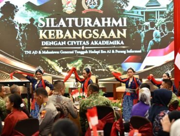 Foto:Komandan Pusat Teritorial TNI Angkatan Darat (Danpusterad) Letjen TNI Dr. Mohamad Hasan, S.H.,M.H., memberikan sambutan sekaligus membuka secara resmi kegiatan Silaturahmi Kebangsaan dengan Civitas Akademika, bertempat di Ballroom Hotel Harison Ultima Bekasi, Jl. Villa Raya, Kota Bekasi, Jawa Barat, Kamis (29/10/2026).