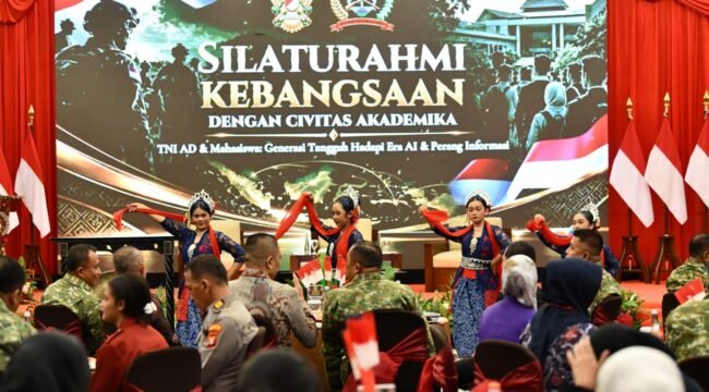 Foto:Komandan Pusat Teritorial TNI Angkatan Darat (Danpusterad) Letjen TNI Dr. Mohamad Hasan, S.H.,M.H., memberikan sambutan sekaligus membuka secara resmi kegiatan Silaturahmi Kebangsaan dengan Civitas Akademika, bertempat di Ballroom Hotel Harison Ultima Bekasi, Jl. Villa Raya, Kota Bekasi, Jawa Barat, Kamis (29/10/2026).